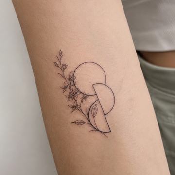 Kleines Fineline‑Tattoo am Unterarm