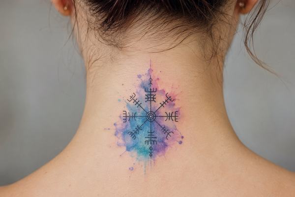 Vegvisir-Tattoo am Nacken