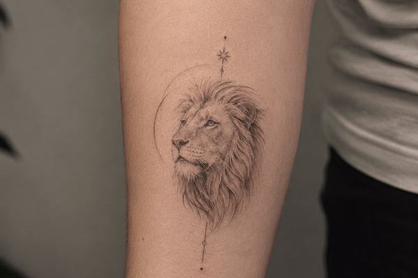 Fineline Löwenkopf Tattoo am Arm