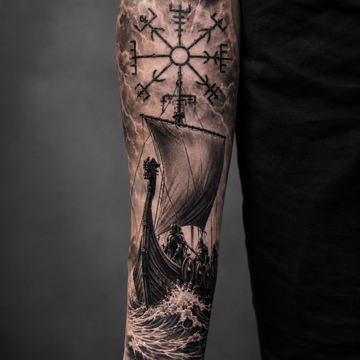 Unterarmtattoo im Schwarz-Grau/Blackwork-Stil
