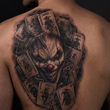 Großflächiges, realistisches Black-and-Grey-Joker-Tattoo auf dem Rücken