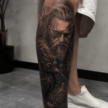 Wikinger-Porträt-Tattoo am Unterschenkel