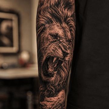 Brüllender Löwe Tattoo am Unterarm