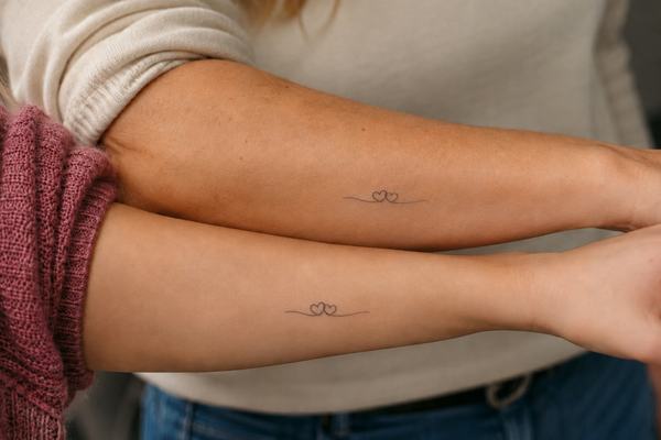 Partner-Tattoo für Mutter und Tochter mit feiner Linie