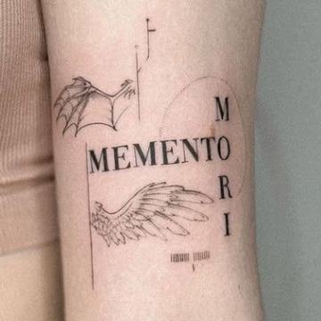 Memento-Mori-Tattoo mit Totenschädel und Sanduhr