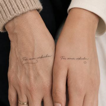 Mutter-Tochter-Tattoo mit kurzer Schrift