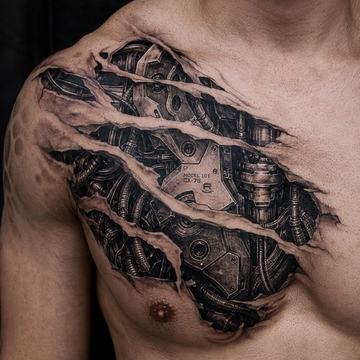 Realistisches Cyberpunk-Brusttattoo in Schwarz‑Grau auf einem männlichen Oberkörper