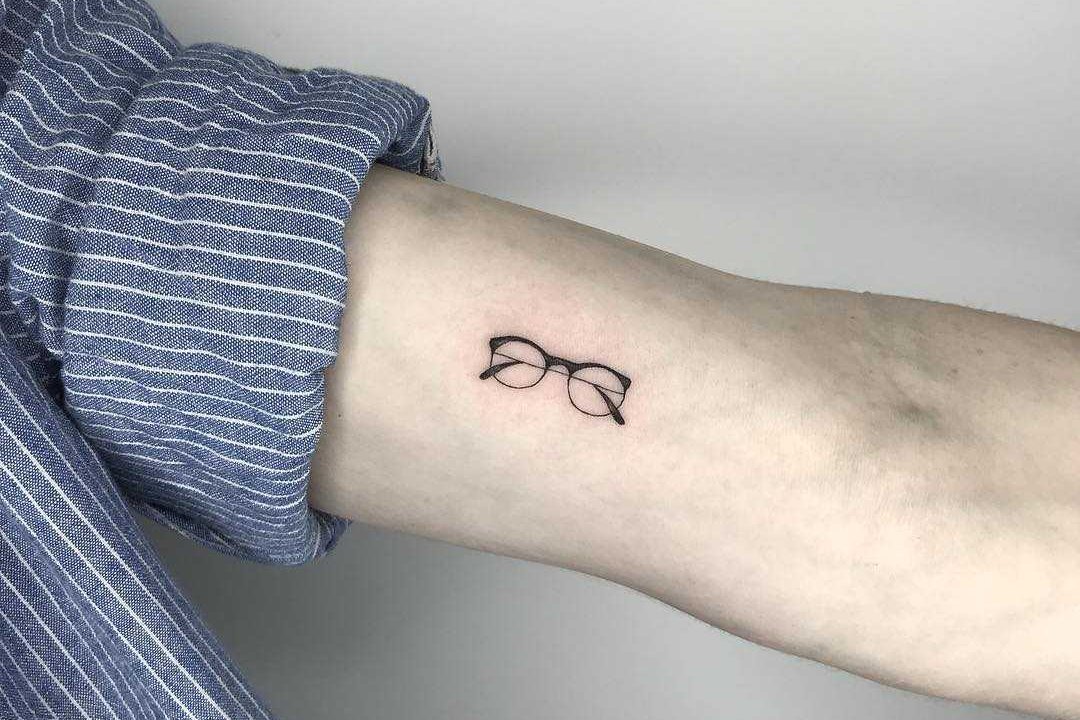 Fineline-glasses-tattoo-by-Conz-Thomas — копия.jpeg