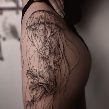 Tattoo am Oberschenkel