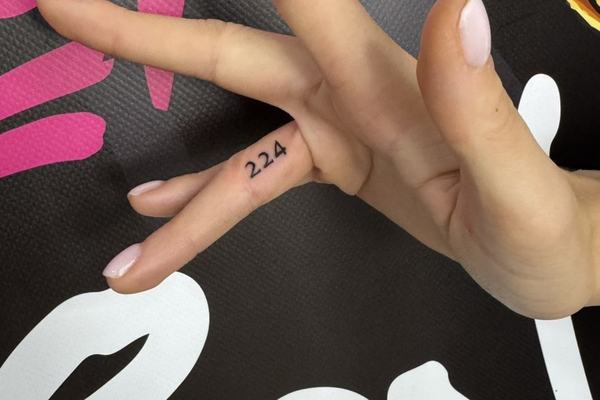 Mini-Tattoo am Finger