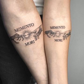Zwei Unterarme mit passenden MEMENTO MORI Tattoos