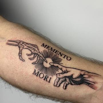Unterarmtattoo mit “MEMENTO MORI”
