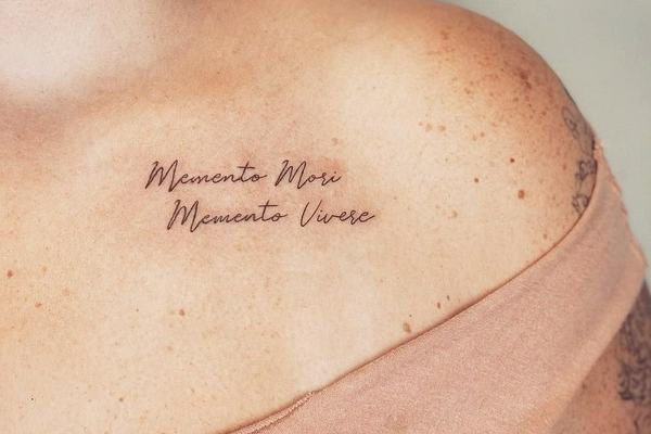 Minimalistisches Memento-Mori-Tattoo mit Schriftzug