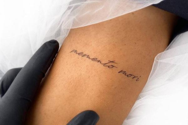 Minimalistisches Memento-Mori-Tattoo