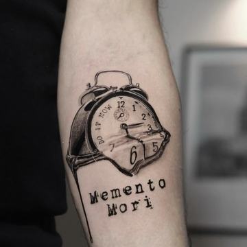 Schwarzgraues Unterarmtattoo
