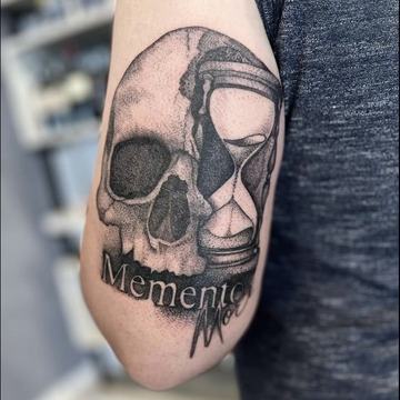 Memento-Mori-Tattoo für Männer