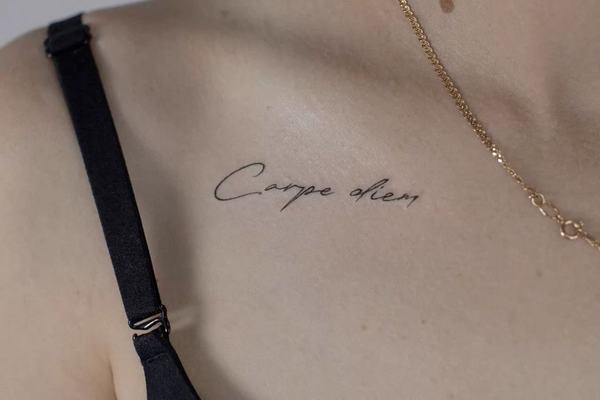 Kleine Carpe-Diem-Tattoos