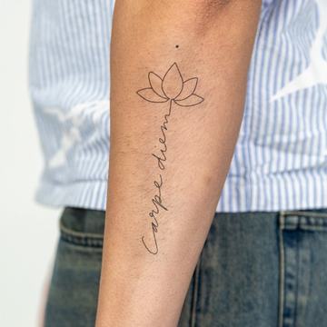 Feines Carpe-Diem-Tattoo mit linearem Design