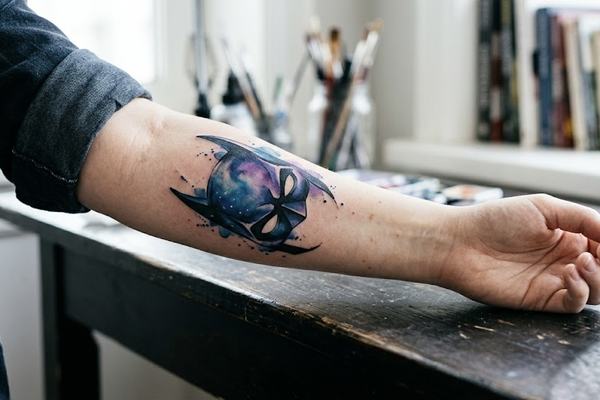 Aquarell-Batman-Tattoo auf dem Unterarm