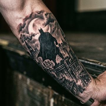 Schwarz‑Grau‑Batman‑Tattoo auf dem Unterarm