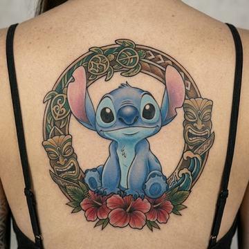 Großes, farbiges Stitch-Tattoo im Cartoon-Stil mittig auf dem oberen Rücken