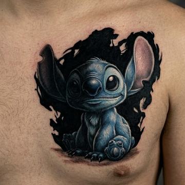 Großes, farbiges Stitch-Tattoo auf der linken oberen Brust