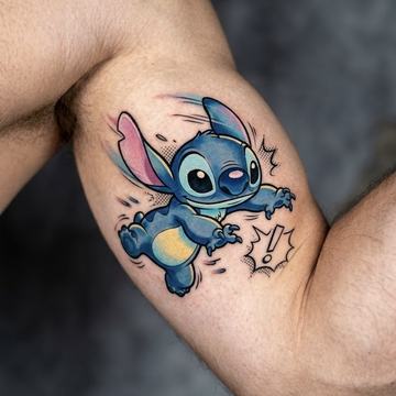 Farbiges Stitch-Tattoo im Cartoon-Stil auf der Innenseite des Bizeps