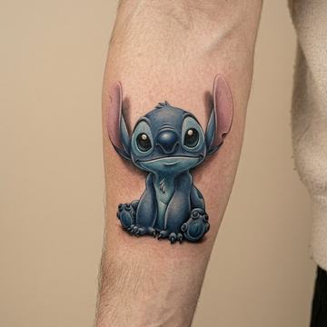 Farbiges Stitch-Tattoo im Cartoon-Stil auf der Innenseite des Unterarms