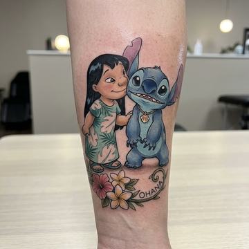 Buntes Cartoon-Tattoo auf dem inneren Unterarm