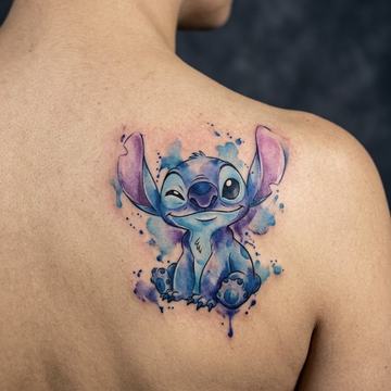 Farbiges Stitch-Tattoo im Watercolor-Stil auf dem Schulterblatt