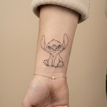 Kleines, minimalistisches Stitch-Tattoo im Fineline-/Outline-Stil auf der Innenseite des Unterarms