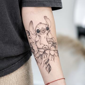Schwarz-graues Fineline-/Outline-Tattoo von Stitch auf der Innenseite des Unterarms