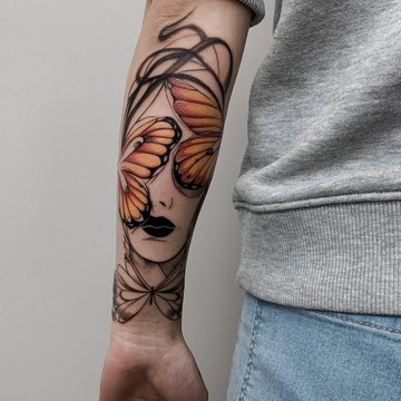 Buntes Tattoo am Arm mit klarer Linienführung