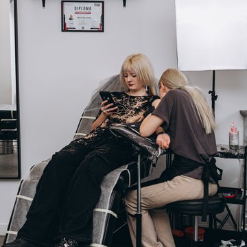 Steriler Arbeitsplatz eines Tätowierers