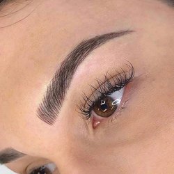 Augenbrauen Permanent Make-up mit Hilfe von Strichen