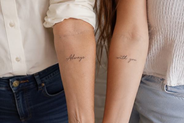 Mutter-Tochter-Tattoo mit kurzer Schrift