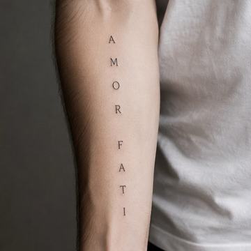 Minimalistisches „AMOR FATI“-Tattoo