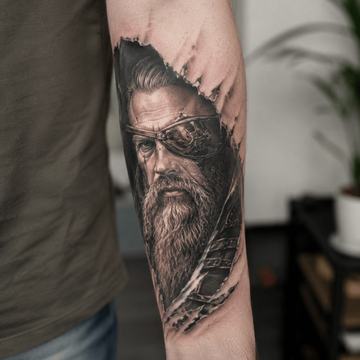 Wikinger-Porträt-Tattoo am Unterarm