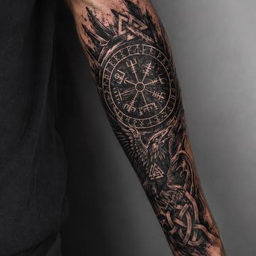 Unterarmtattoo im Blackwork-Stil mit Vegvisir 