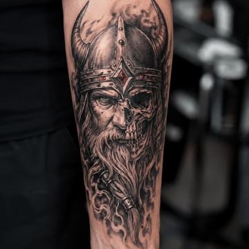 Wikingerkopf-Tattoo am Unterarm