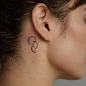 Kleines Fineline‑Tattoo hinter dem Ohr