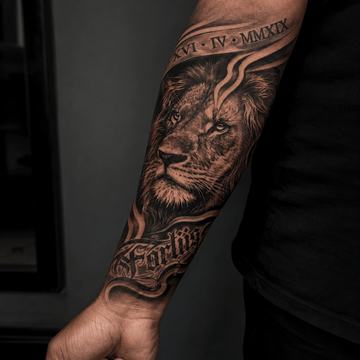 Löwen Tattoo mit römischen Zahlen am Unterarm