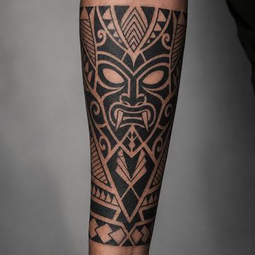 Masken-Tribal Tattoo am Unterarm