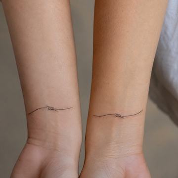 Kleines Mutter-Tochter-Tattoo am Handgelenk