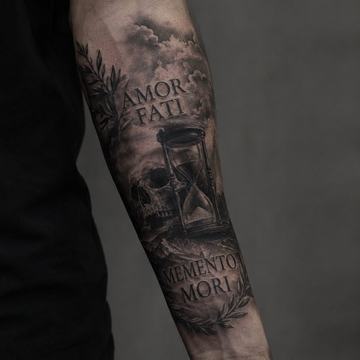 Realistisches Schwarz-Grau-Unterarmtattoo: „AMOR FATI“ oben und „MEMENTO MORI“ 