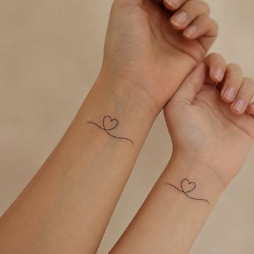 Mutter-Tochter-Tattoo mit kleinem Herz