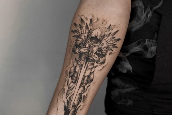 Dolch-Tattoo mit Ornamenten am Unterarm