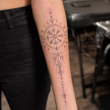 Unterarmtattoo mit feinem Vegvisir