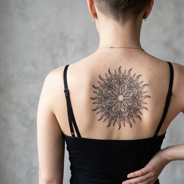 Ornamentales Sonnen-Tattoo auf dem Rücken