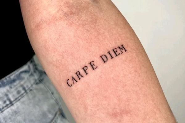Carpe-Diem-Tattoo mit minimalistischem Schriftzug